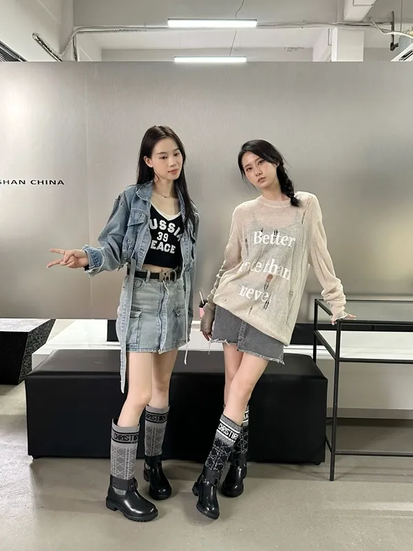 👟👟Ex-factory price 560👟👟 Dior color-blocking new boots for autumn and winter, the latest electric embroidery color-blocking letter logo for autumn and winter, round-toe high-top knight boots for women, Material: first-layer cowhide stitched with electric embroidery fabric, sheepskin lining for feet, original molded TPU outsole Size: 35-40 yards